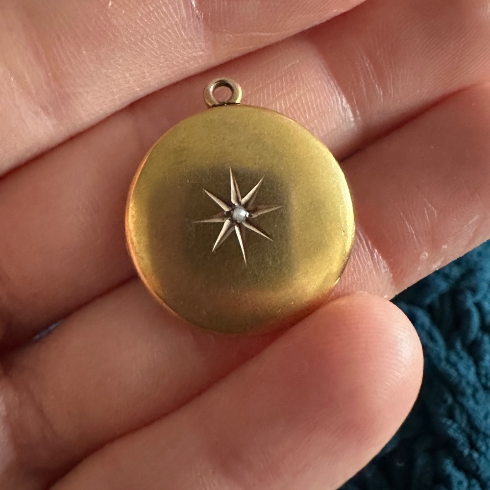 Vintage gold filled star locket - Picture 2 of 11